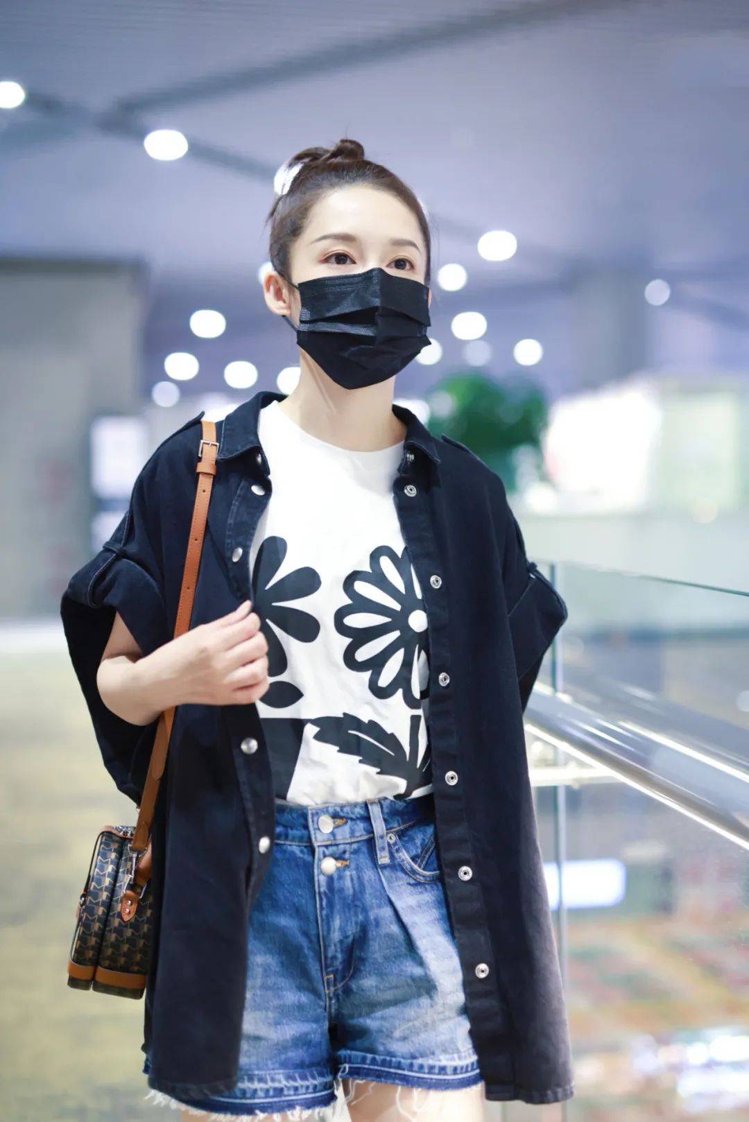 白色上衣牛仔短裤李沁穿出了清新清爽时尚的夏季气息