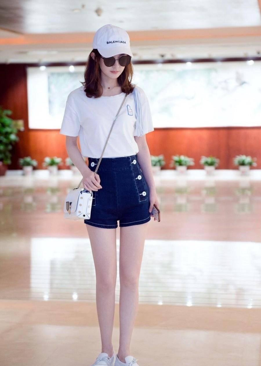 路人镜头下的赵丽颖拿围巾背水壶录节目真会养生还穿短裤秀腿