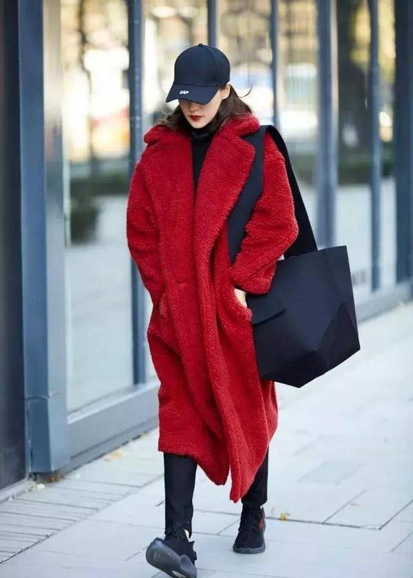 宣萱的高级感藏不住,穿红色大衣时髦贵气,同框古天乐太有cp感