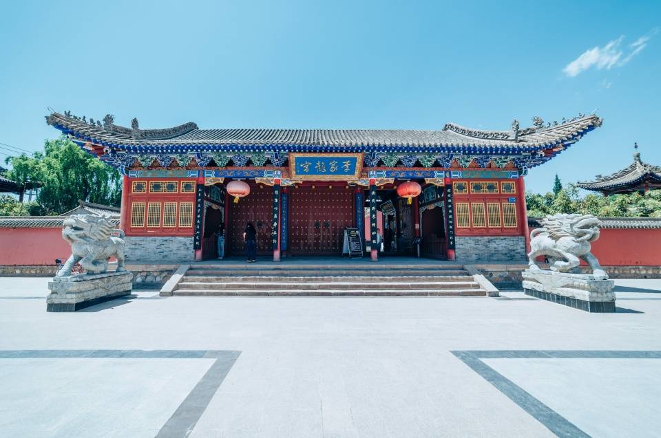 李家龙宫(李氏祠堂)始建于唐初,是陇西唯一保存下来的古建筑群