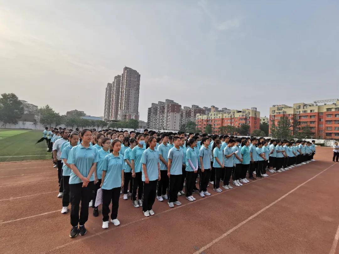 开封高中实验学校校服图片