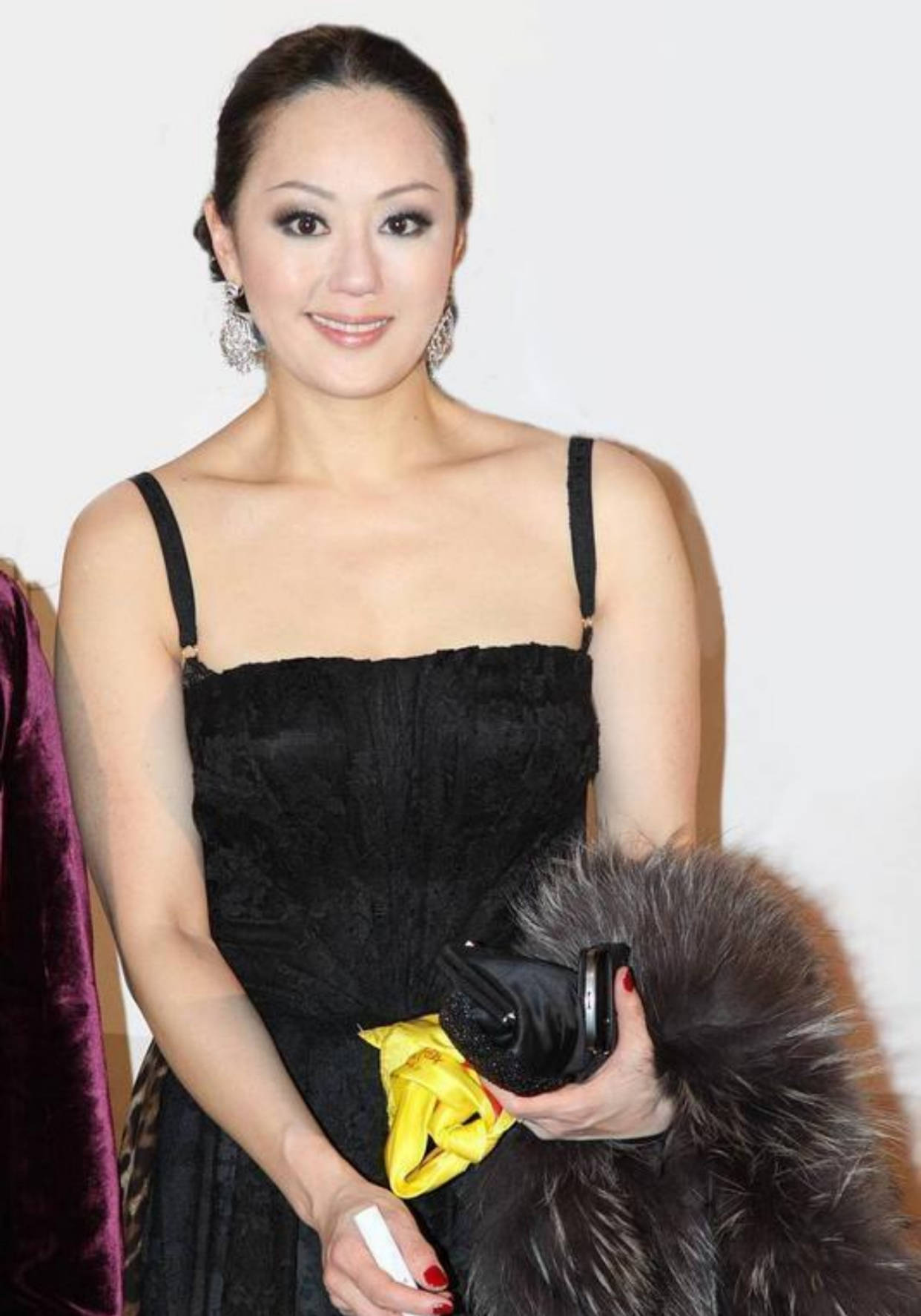 原创章小蕙虽然身材微胖穿蕾丝吊带裙却很显气质一张旺夫脸最抢镜