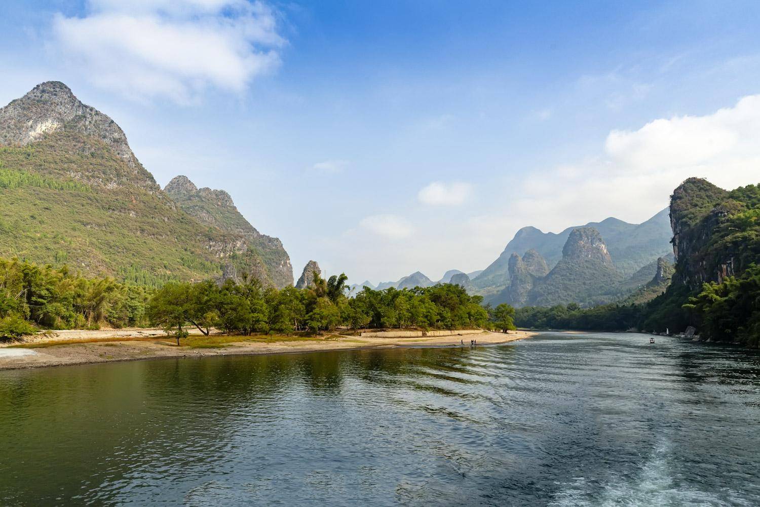 广西一处岩溶山水游览区,是国家重点风景名胜区