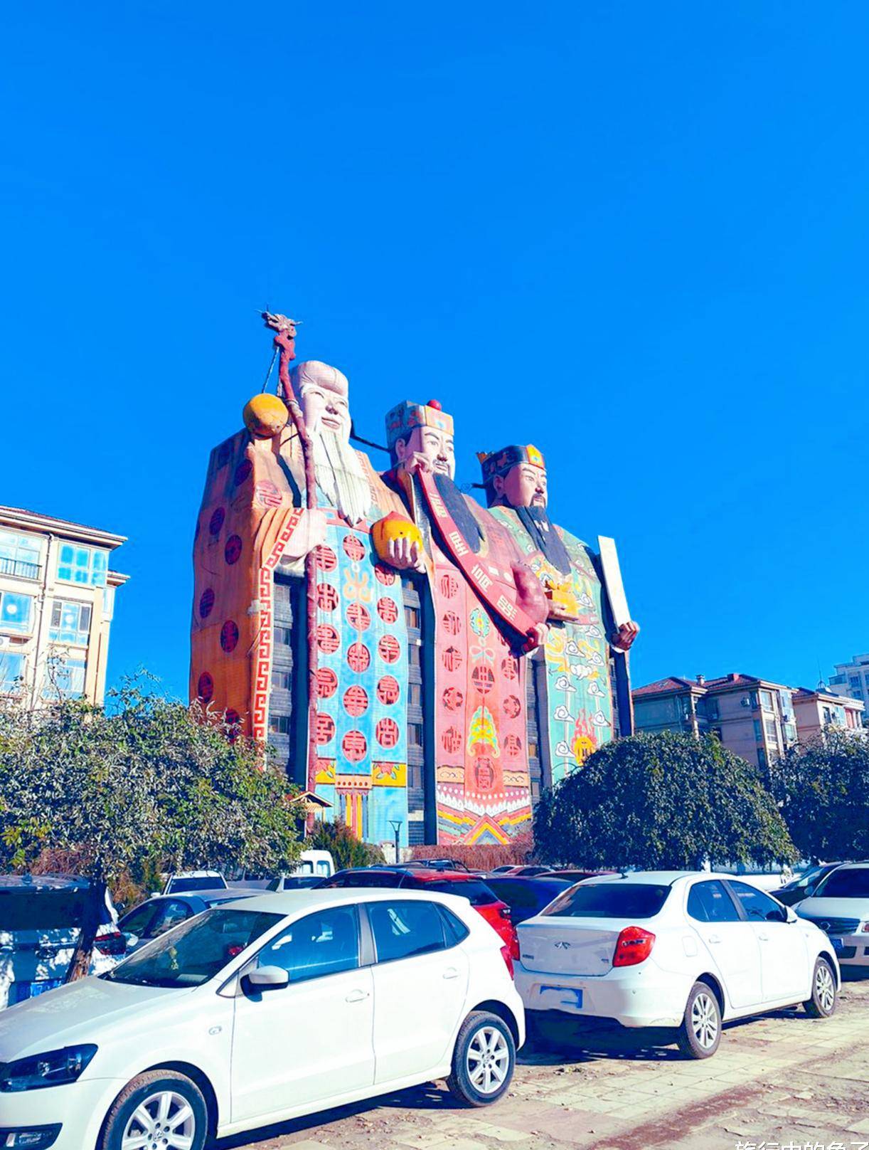 河北"搞笑"的建筑,远看像三尊雕塑,近看是酒店大楼