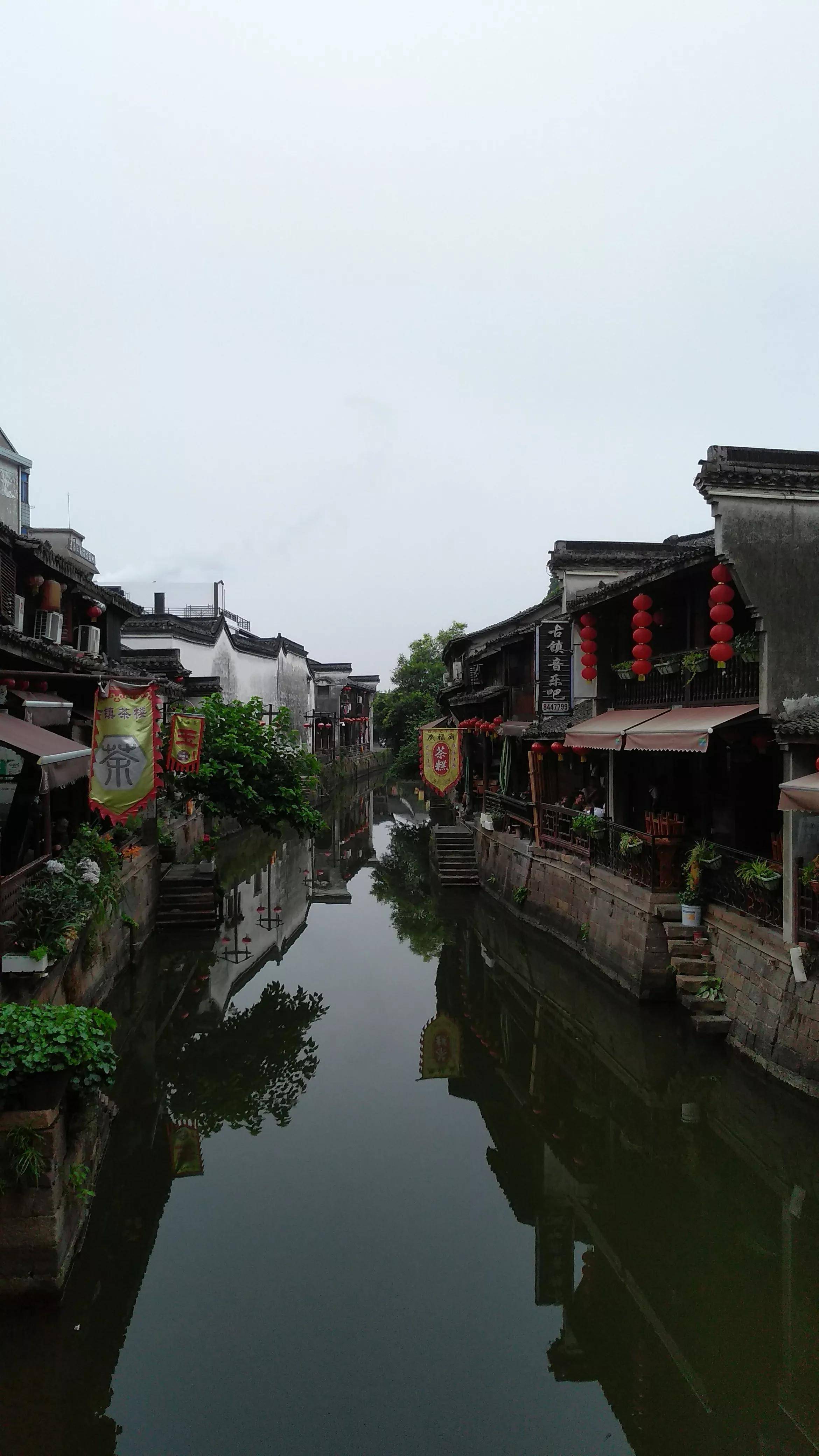 我相信,凡是在"新市古镇"旅游的人们,只要看到"样样红饭店"的告示