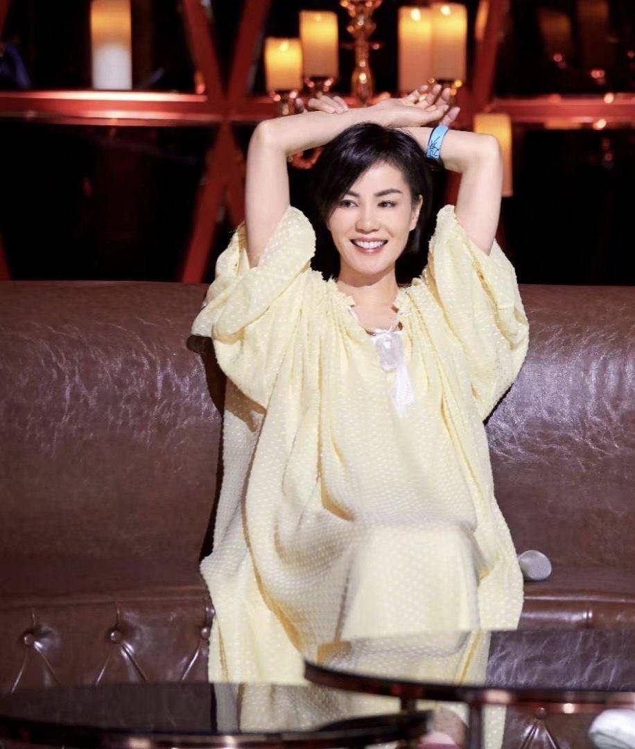 王菲穿衣真任性,基础款灰色t恤配黑色修身长裤,姐到哪都是焦点