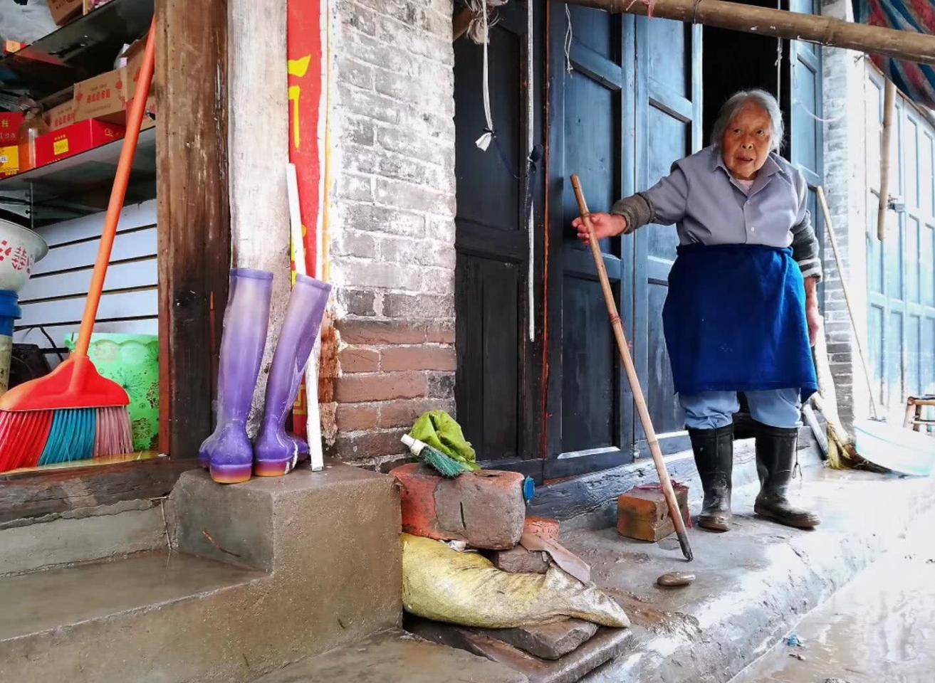 原創暴雨襲擊樂山千年古鎮一夜成汪洋大海87歲受災老人稱別怕