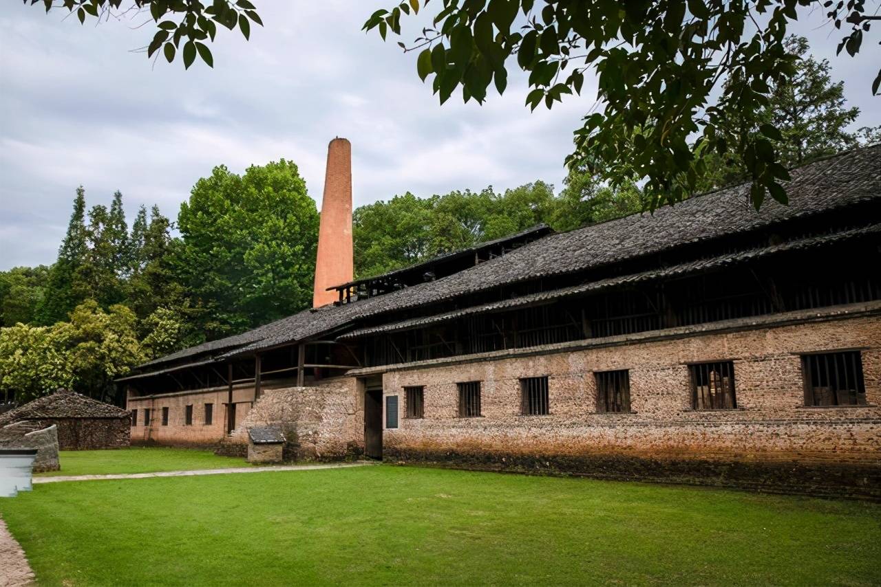 走出陶瓷制作的作坊,就可以依次看到各个朝代的古窑,这里有清代镇窑