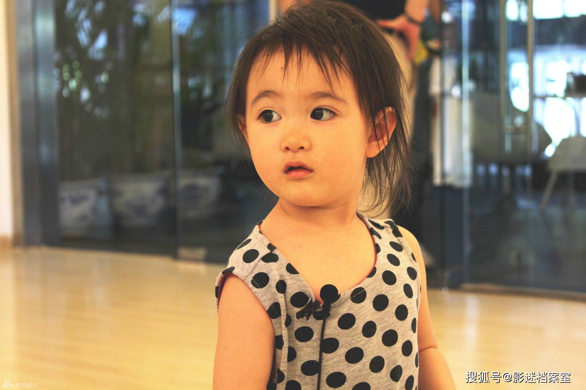 原创李小璐带女儿自拍甜馨对镜头腼腆一笑甜到齁不愧是妈妈养大的