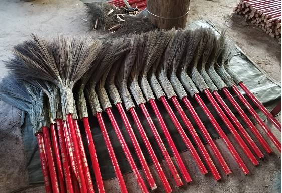 粽叶飘香的地方凤庆 有一家临沧市内最大的笤帚加工点_汤忠华