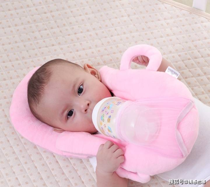 新生儿怎么喂奶防止吐奶 aa664e22ad75410282010d1d8b2863f7.jpeg