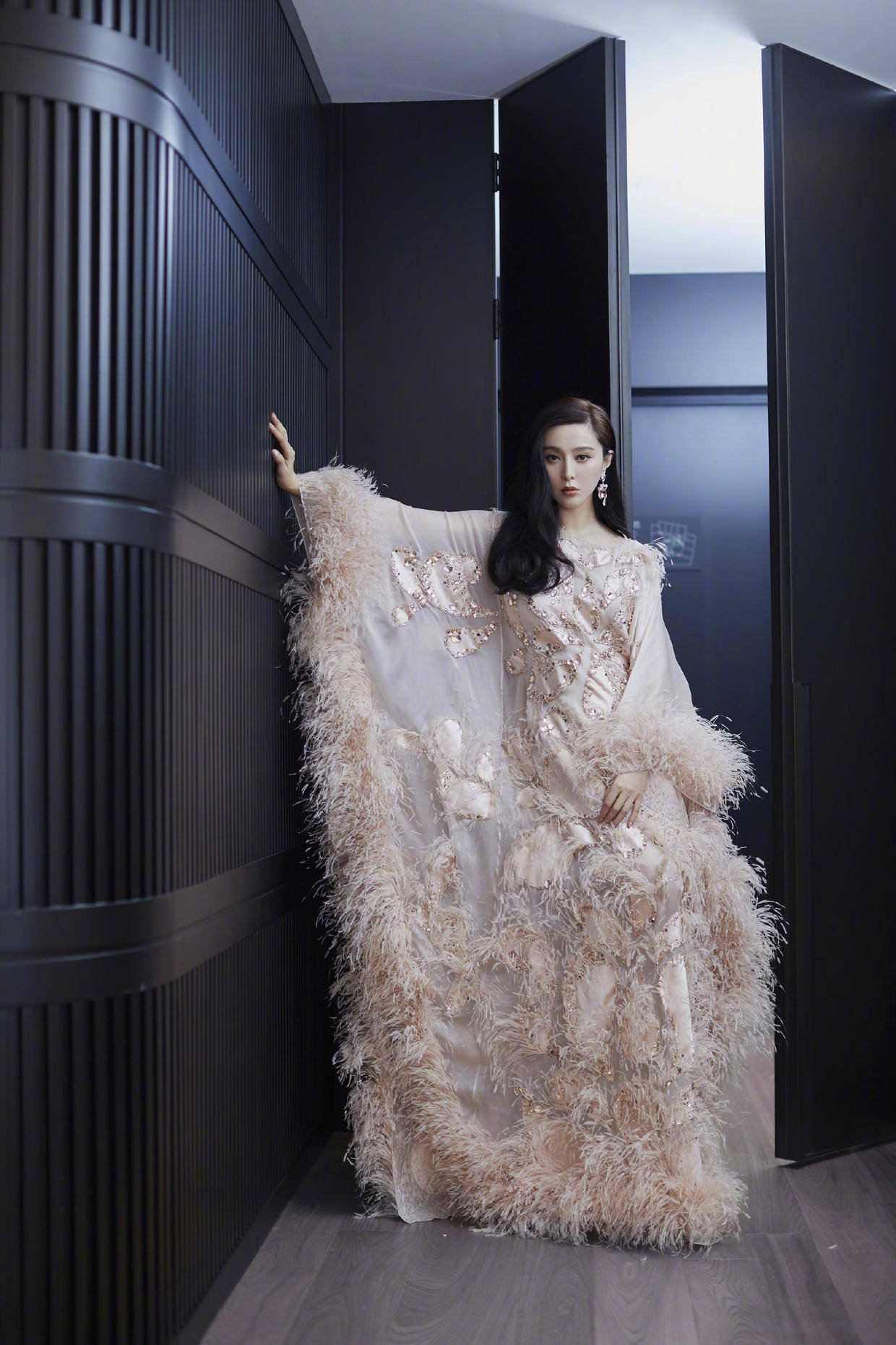 原创范冰冰无戏可拍也折腾一袭深绿色斜肩礼服抢眼高调高贵大气