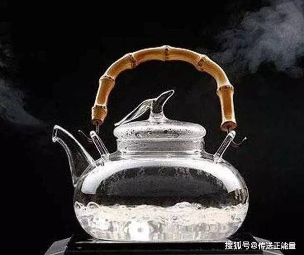 经常喝烧开的自来水,不喝桶装水,哪种水会对身体健康有帮助?