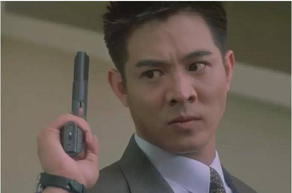 钟丽缇刚从加拿大回来,就被选进剧组出演了大富商宋世昌的女友杨倩儿
