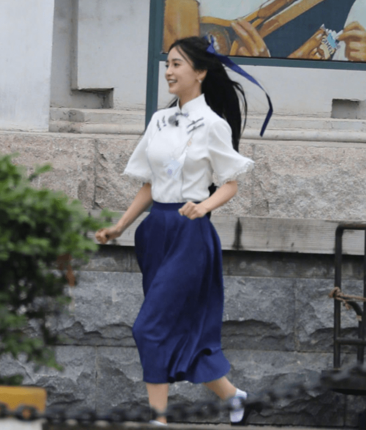 baby《奔跑吧》路透曝光,穿民国学生装出镜,发带飞扬气质清纯_杨颖