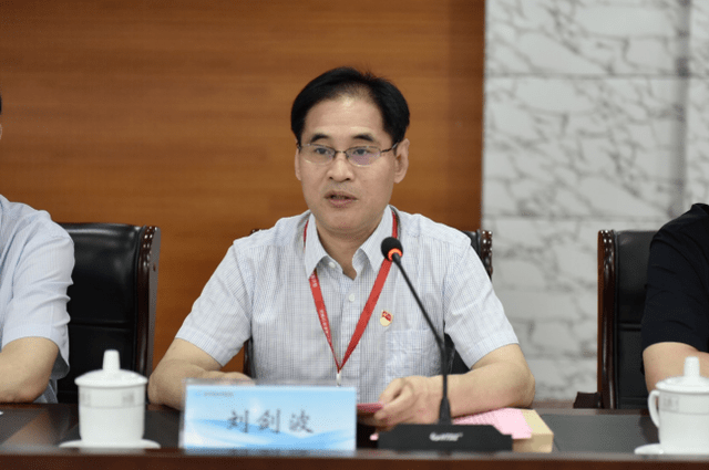 会上,中牟县委副书记李晓亮向郑大二附院与中牟县人民医院签约合作