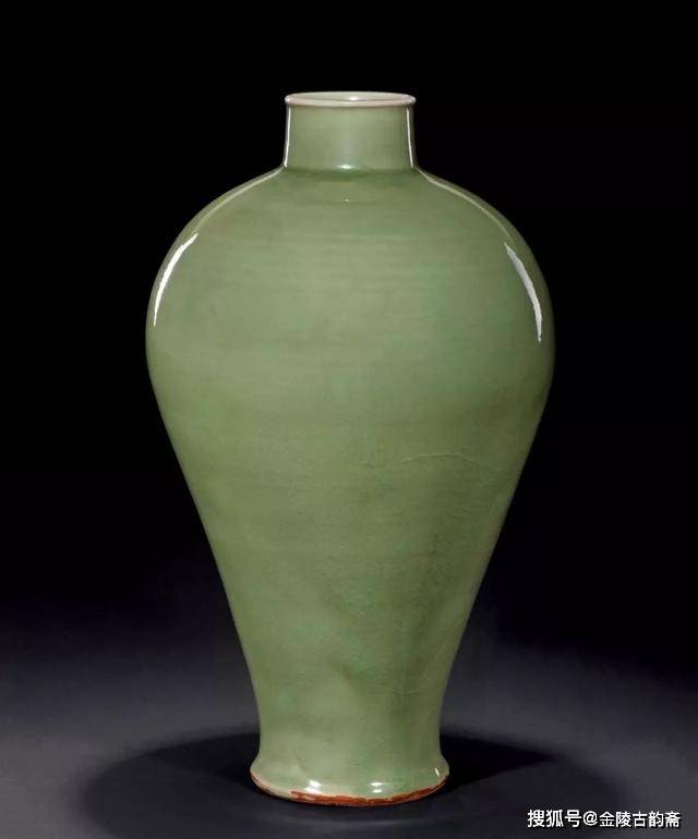 中国 龍泉窯 青磁 花文 香合 梅花文様風 上品な翡翠色 中国 龍泉窯 青磁 花文 香合 梅花文様風 上品な翡翠色