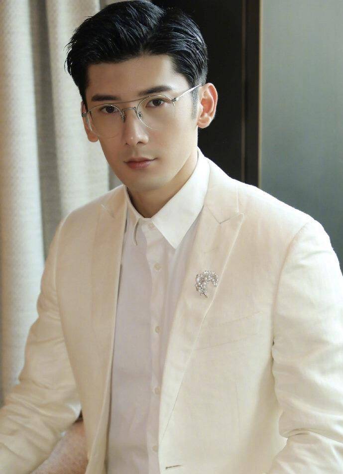 立人设的男明星 d46ac5bb80cf46bbb7675dde26e7eb2b.jpeg