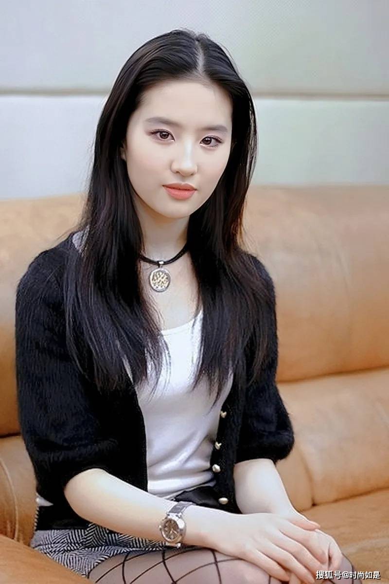 刘亦菲黑色网袜大秀美腿,灰色短裤配靓丽秀发,气质清纯又阳光