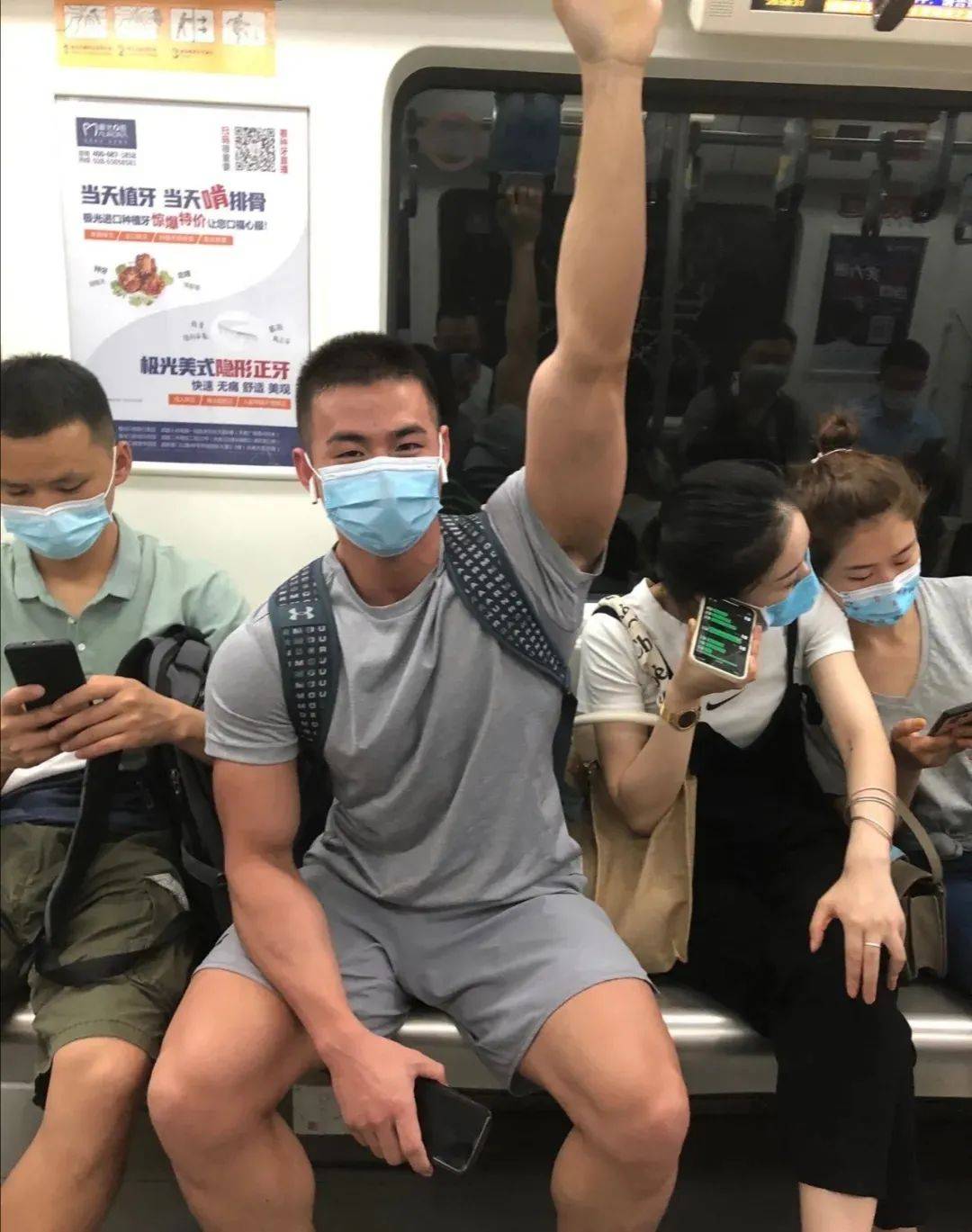 筋肉小哥因太帅在地铁上被抓拍爆红推特 网友 我可以 丁丁网丁丁动漫网
