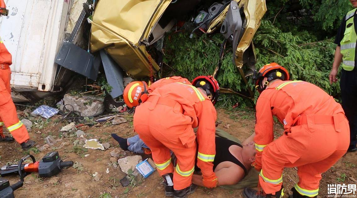 大貨車四腳朝頭兩人受傷被困消防公安聯合救人