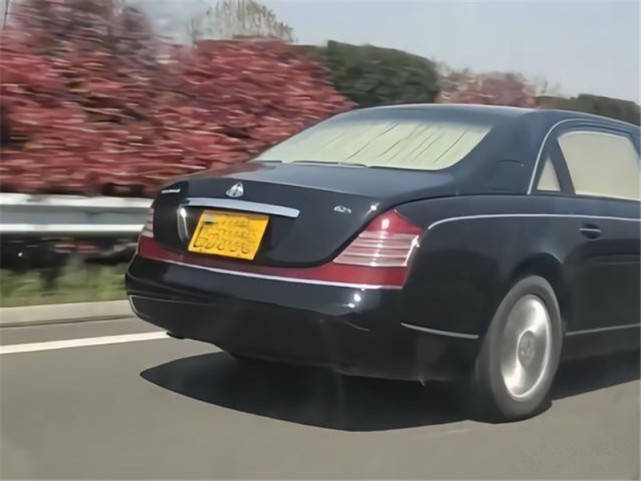 高速偶遇黄牌迈巴赫超车只为看司机戴没戴白手套网友真皮