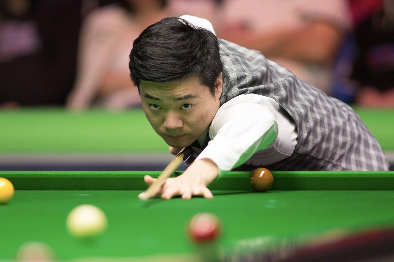 原创丁俊晖罕见现身和孙俪合影竖大拇指球迷凌晨接机索要签名