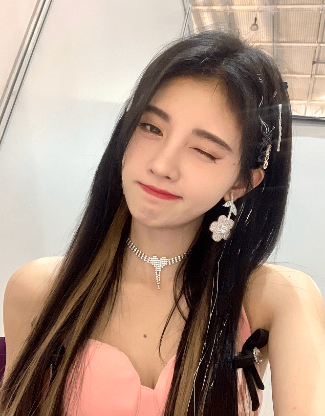 鞠婧祎晒生日写真,黑色拼接礼服像迪士尼在逃公主,浴室自拍超美_kiku