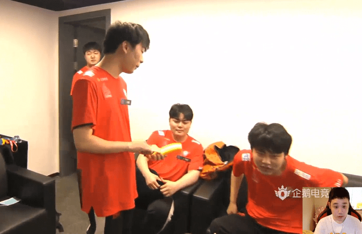 开心|AG超玩会3比0E星，休息室全员喜笑颜开，月光：多吃香蕉就对了