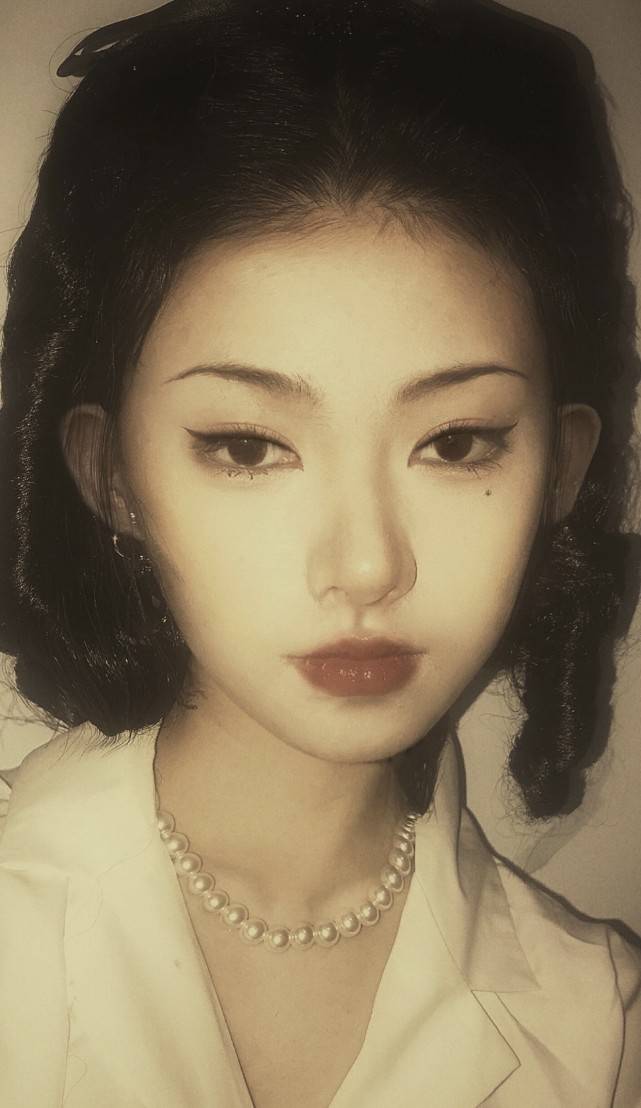 女网红晒美照撞脸p图后的西红柿 被质疑模仿西红柿修图风格 回怼 妈生的 娱乐 中华资讯在线