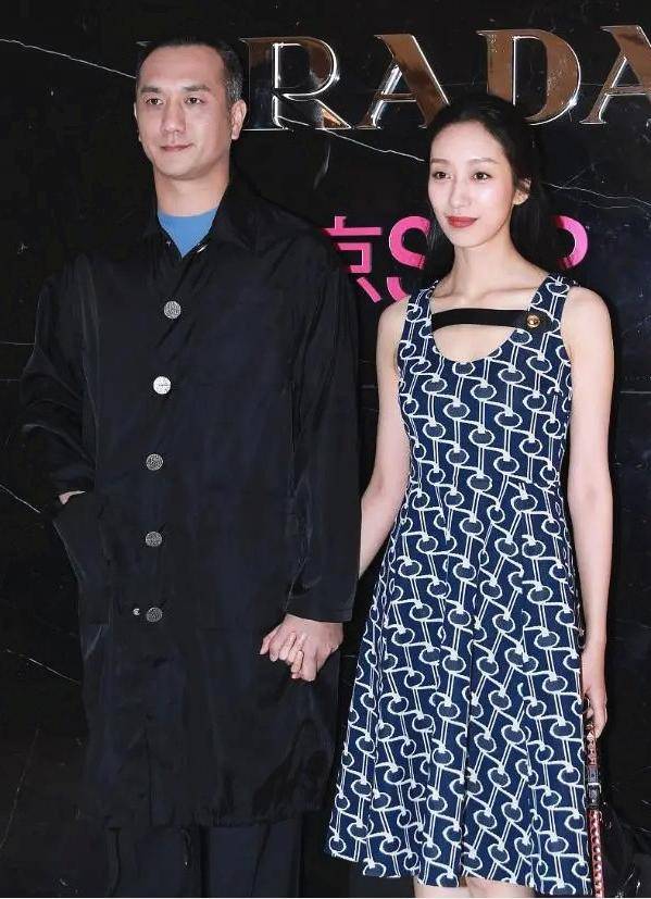 原创黄觉罕见携妻子亮相吊带裙加了根黑皮条却意外显得很新潮