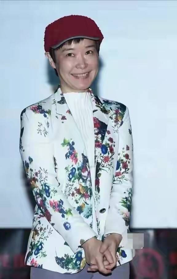 王雪纯不肯服老,阿姨辈年龄还穿"娃娃裙",素颜却一看就有50岁