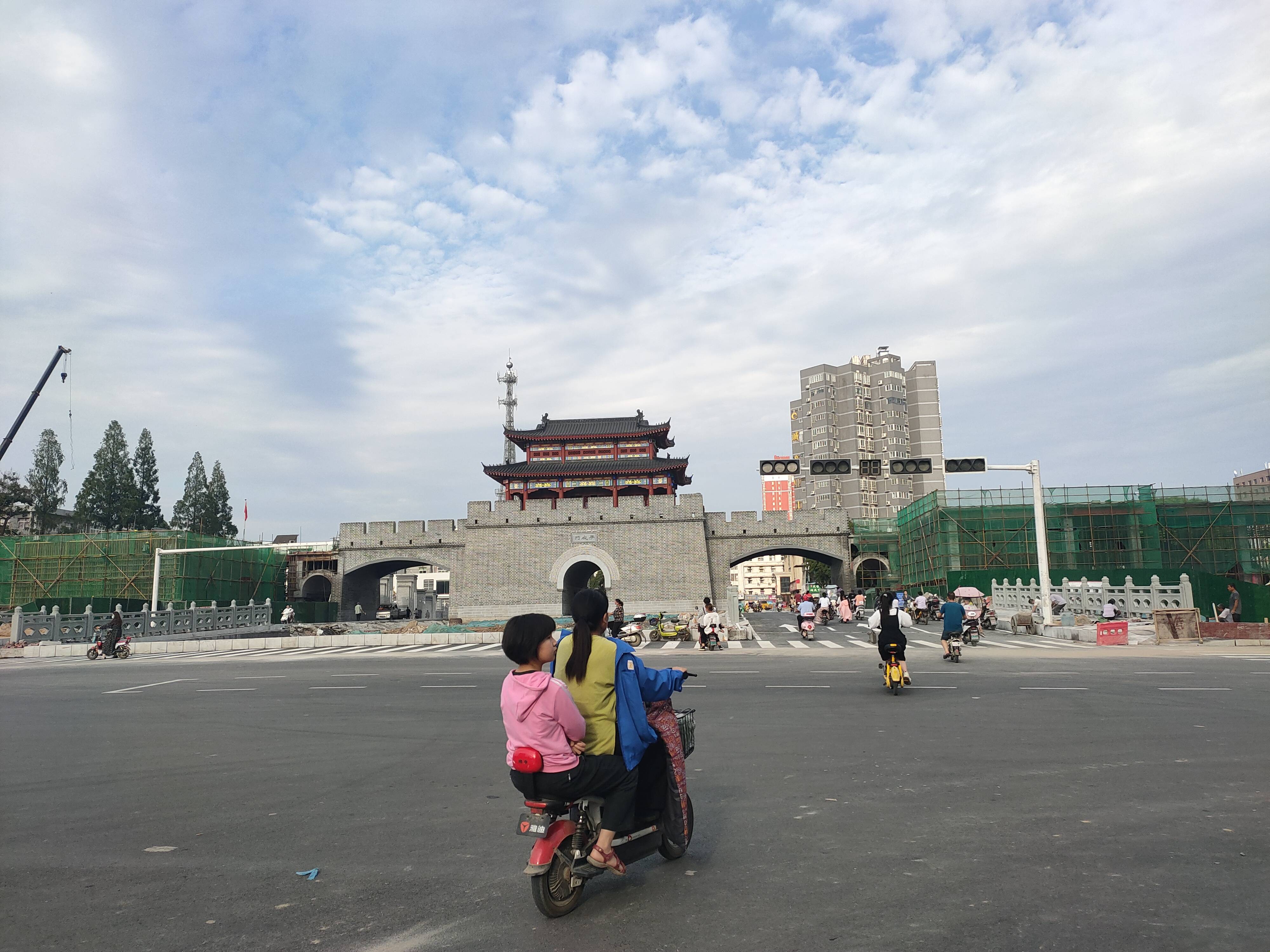 庆贺!就在刚刚,车流滚滚,邓州平成门建成通车啦