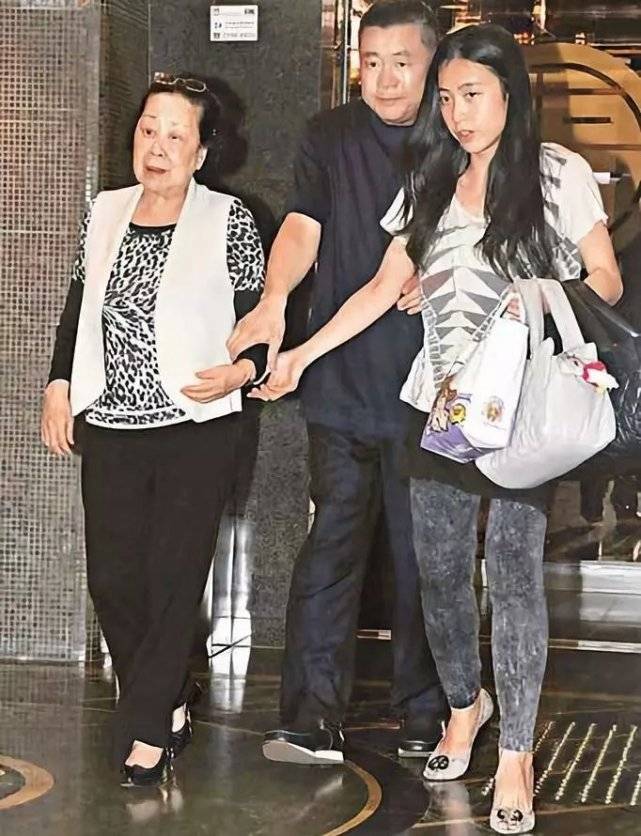 宝咏琴癌症出院那天,一个小记者采访了她,如今她成为刘銮雄妻子