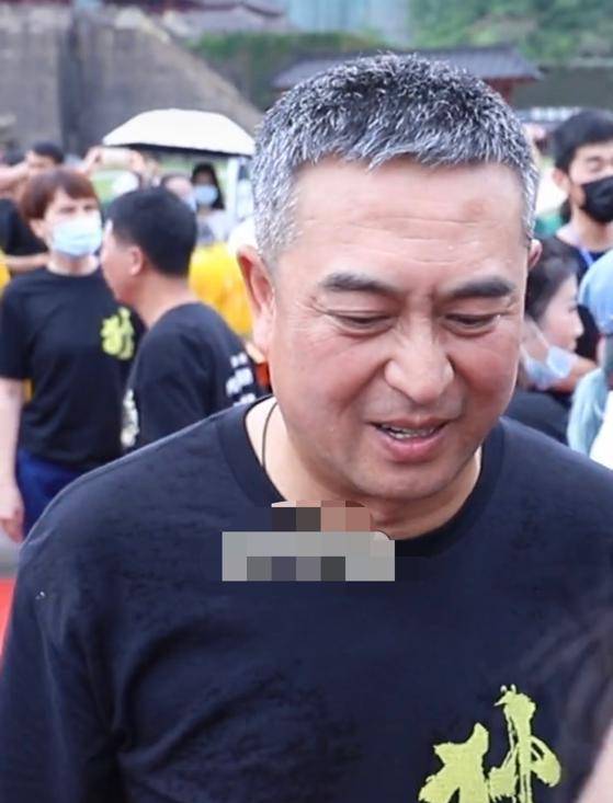 张嘉译现身横店拍新戏,一头白发显憔悴