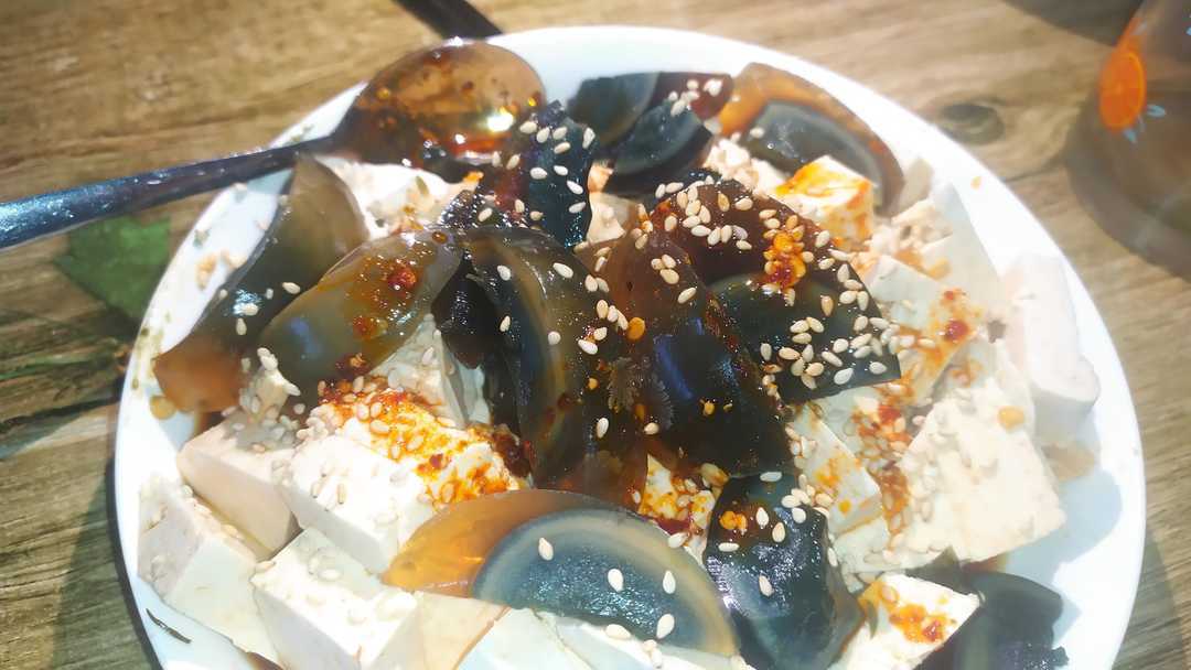 清凉解暑 解腻还好吃的松花蛋拌豆腐 香辣解腻非常不错 可以用来