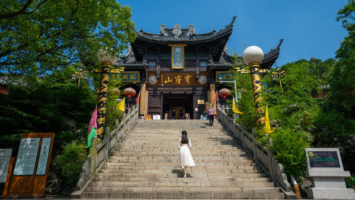 孙武苑草堂一共是五开间的茅屋,依山而建.