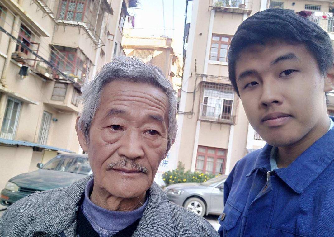 国家一级演员,因不会炒作而无戏可拍,如今靠成网红"妹爷"翻红