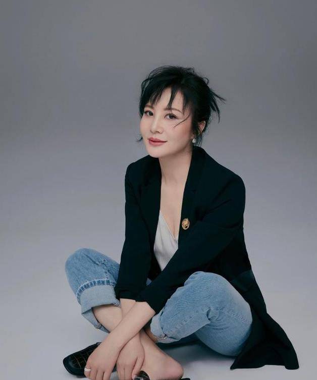 虽然大陶红没有结婚,但是生活依然过的多姿多彩,这就足够了,婚姻不是