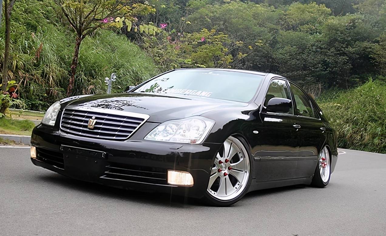 曾经的神车丰田皇冠卖得比宝马5系还贵但有钱也不一定买得到