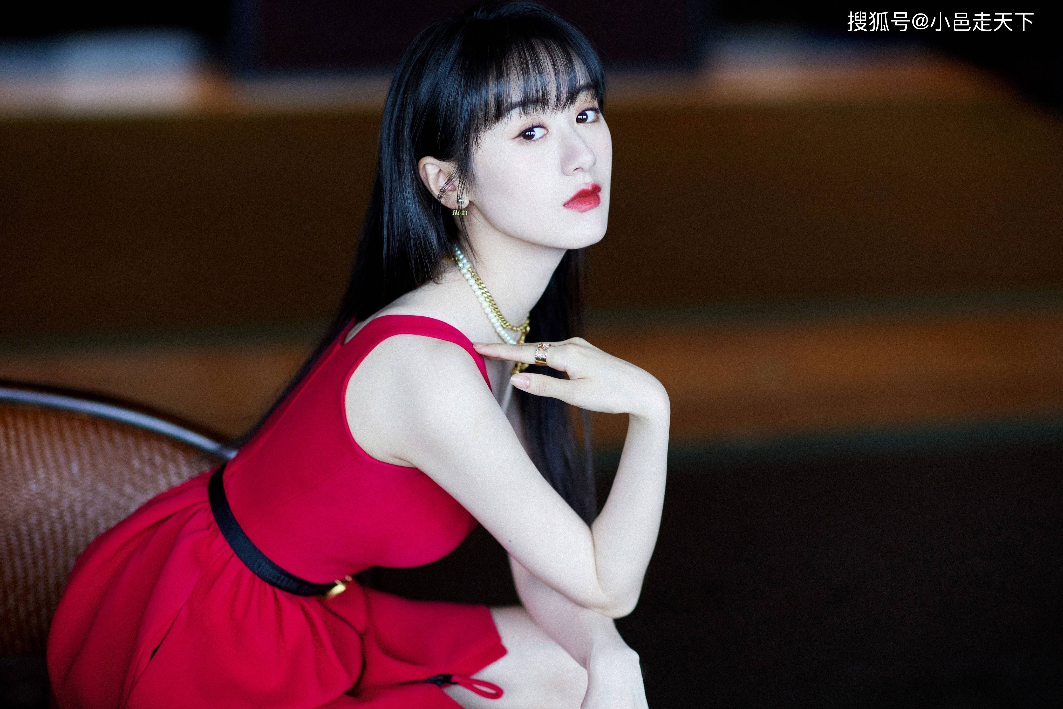 袁冰妍一字红色长裙性感写真