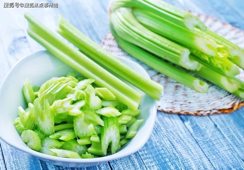 素炒芹菜怎么做又嫩又脆 1d4cdfd59d1f4d9e88ce1d8c7191c7f6.jpeg