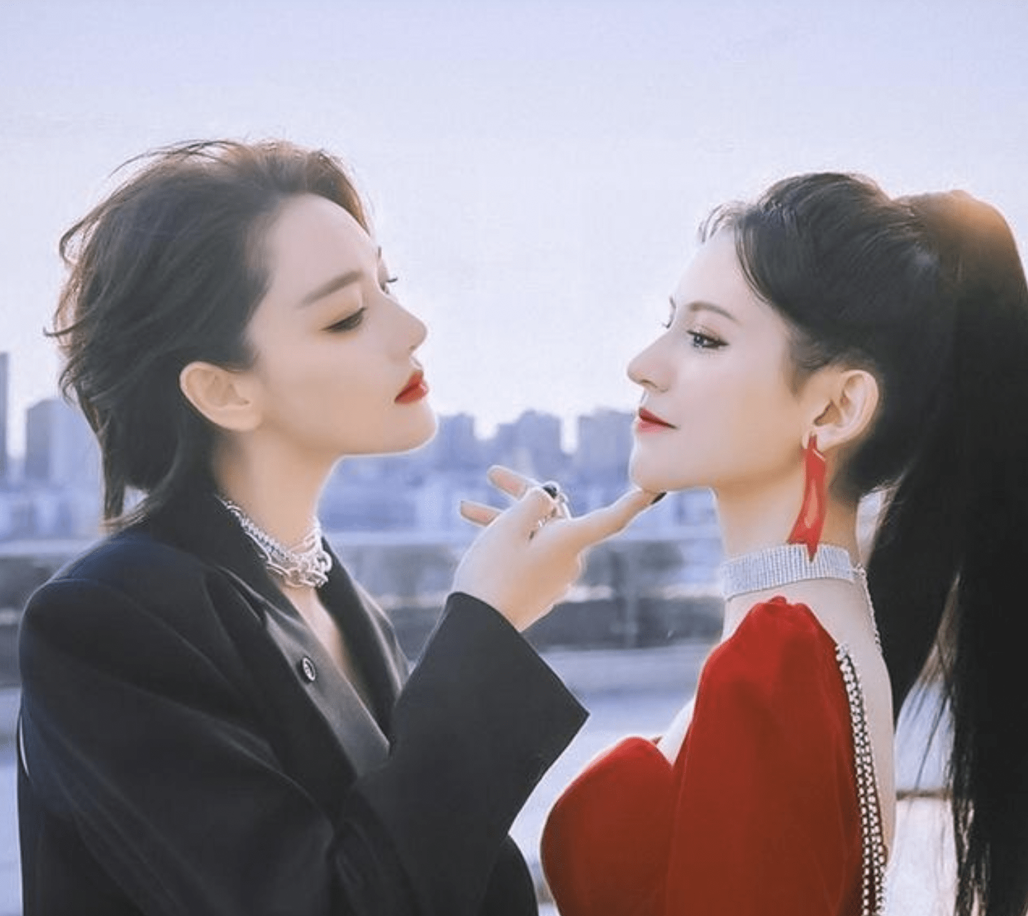 原创张馨予张予曦同框比美,一黑一红颜值不相上下,气质却大不相同