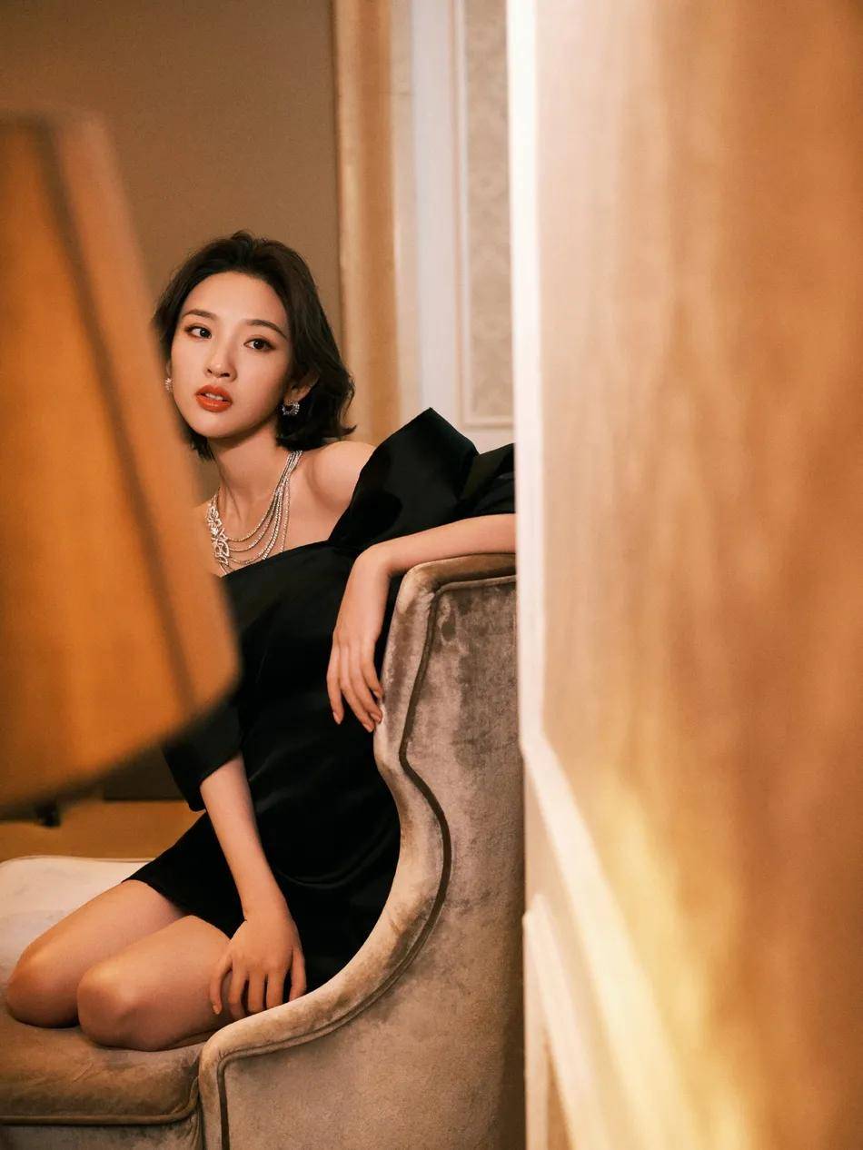 唐艺昕穿黑色露肩短裙太灵动了!雪肤娇嫩性感撩人