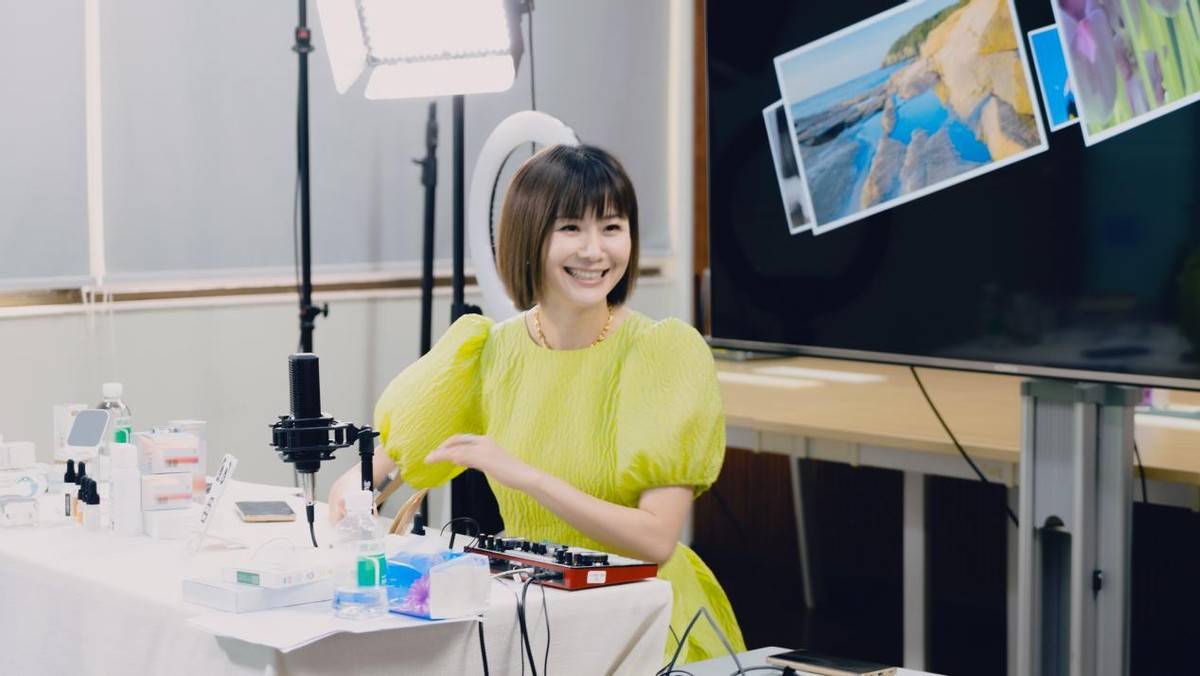 主持人吴瑕携好友抖音直播现场成团出圈!