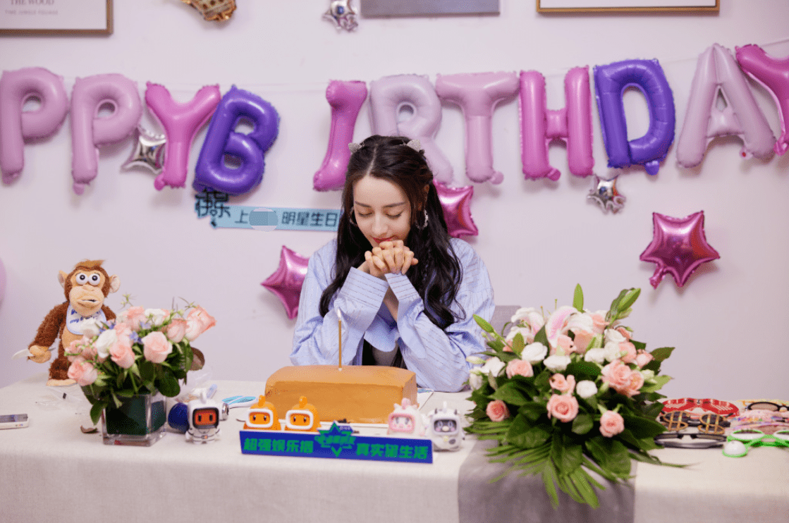 29岁迪丽热巴直播庆生,蓝衣穿搭气质清新,被粉丝礼物吓出表情包!_生日