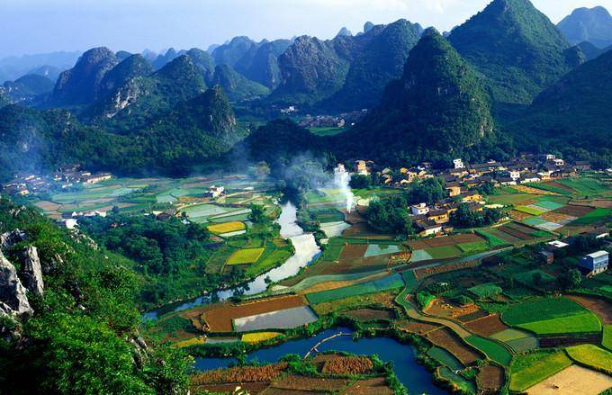 "阅读百年史 奋进新征程"图片展在广西阳朔县葡萄镇展出