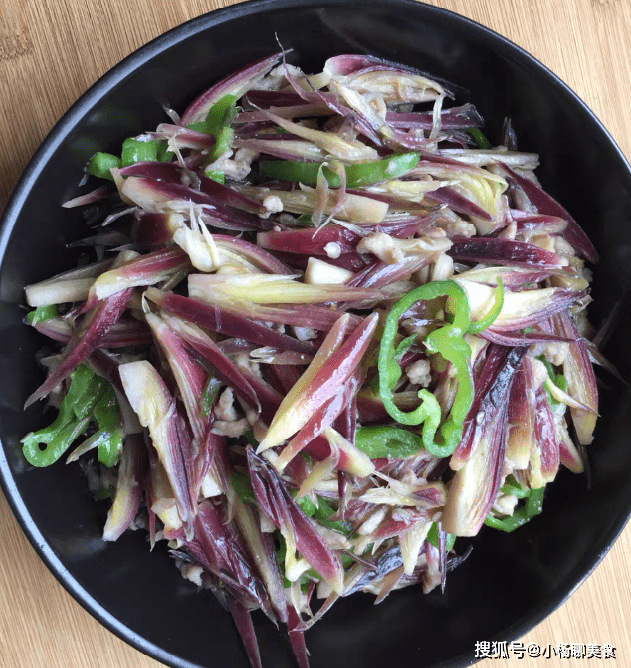 青椒炒阳荷这道菜很简单,大家学会了吗?