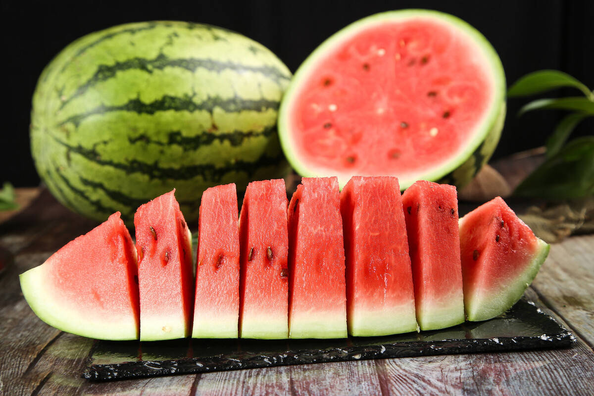 原创非洲可能是西瓜发源地之一,可是在沙漠中看到,却不建议直接食用