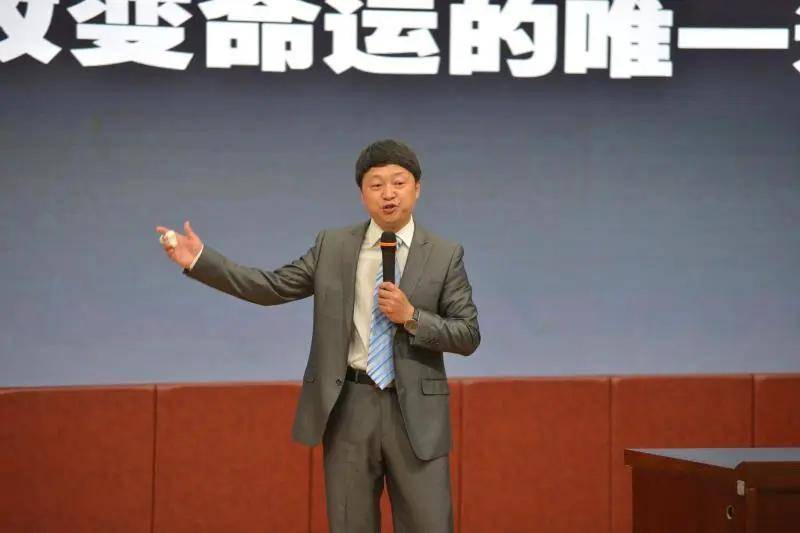 新安龙老师浙江省一级重点高中金华市艾青中学高三高考励志演讲会
